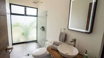 Comfort Villa, 2 Bedrooms, Patio, Garden View | Bathroom