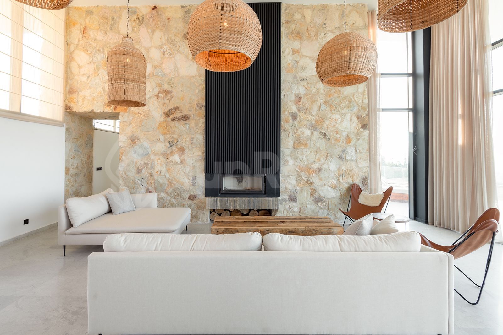 Televisión y chimenea 