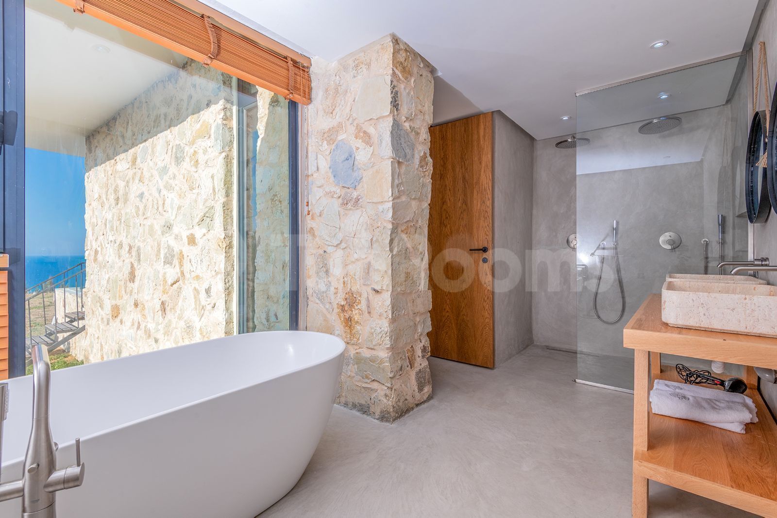 Douche, sèche-cheveux, serviettes fournies, savon