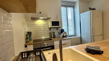 Kühlschrank, Mikrowelle, Ofen, Wasserkocher mit Kaffee-/Teezubehör