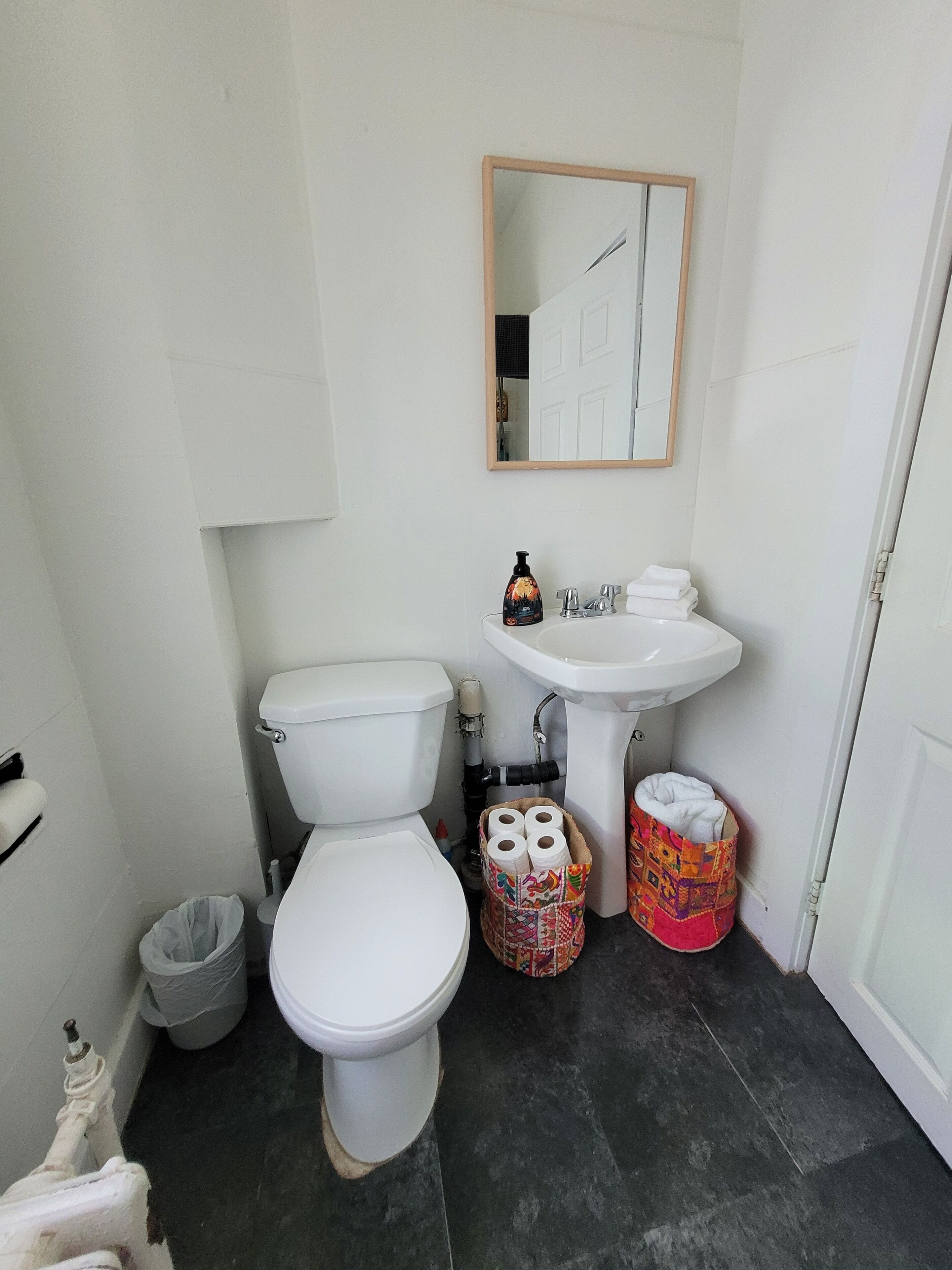 Håndklær, såpe og toalettpapir