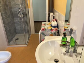 Dusche, Haartrockner, Bidet, Handtücher