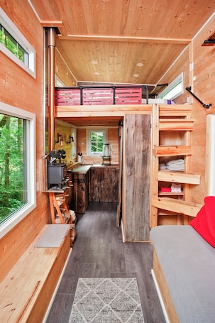 1 bedroom, WiFi, bed sheets. The Nest | Off-Grid Tiny House in the Forest!