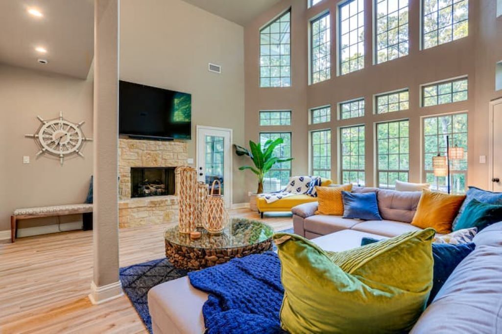 Een smart-tv, een open haard en tafelvoetbal