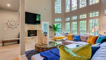 Älytelevisio, takka, pöytäjalkapallopöytä