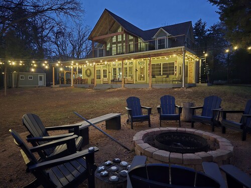 Charming 4-bedroom Lake house in Bonham with Pickleball/ Basketball court.