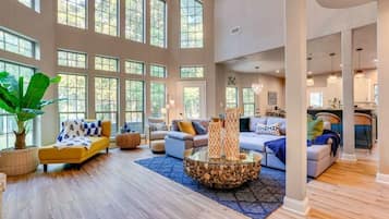 Smart TV, caminetto, tavolo da calcetto