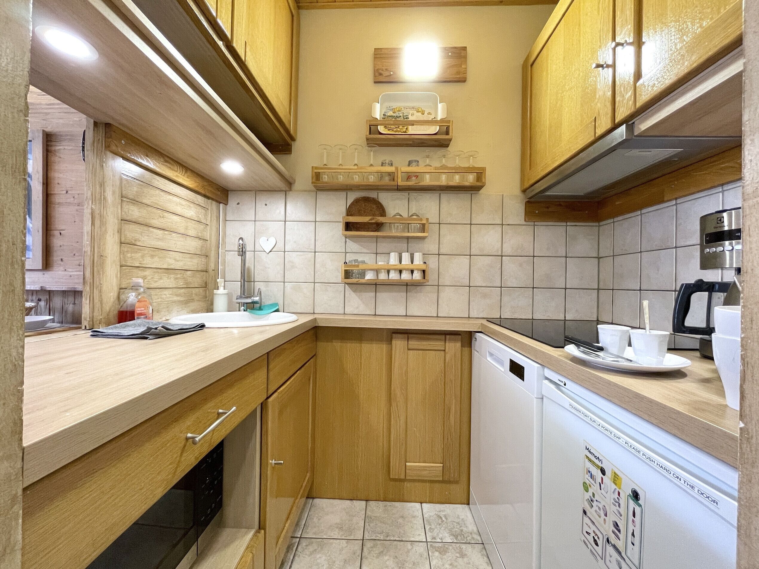 Réfrigérateur, micro-ondes, lave-vaisselle, cafetière/bouilloire