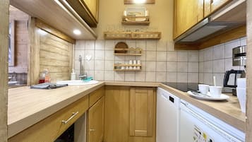 KylskÄp, mikrovÄgsugn, diskmaskin och kaffe- och tebryggare