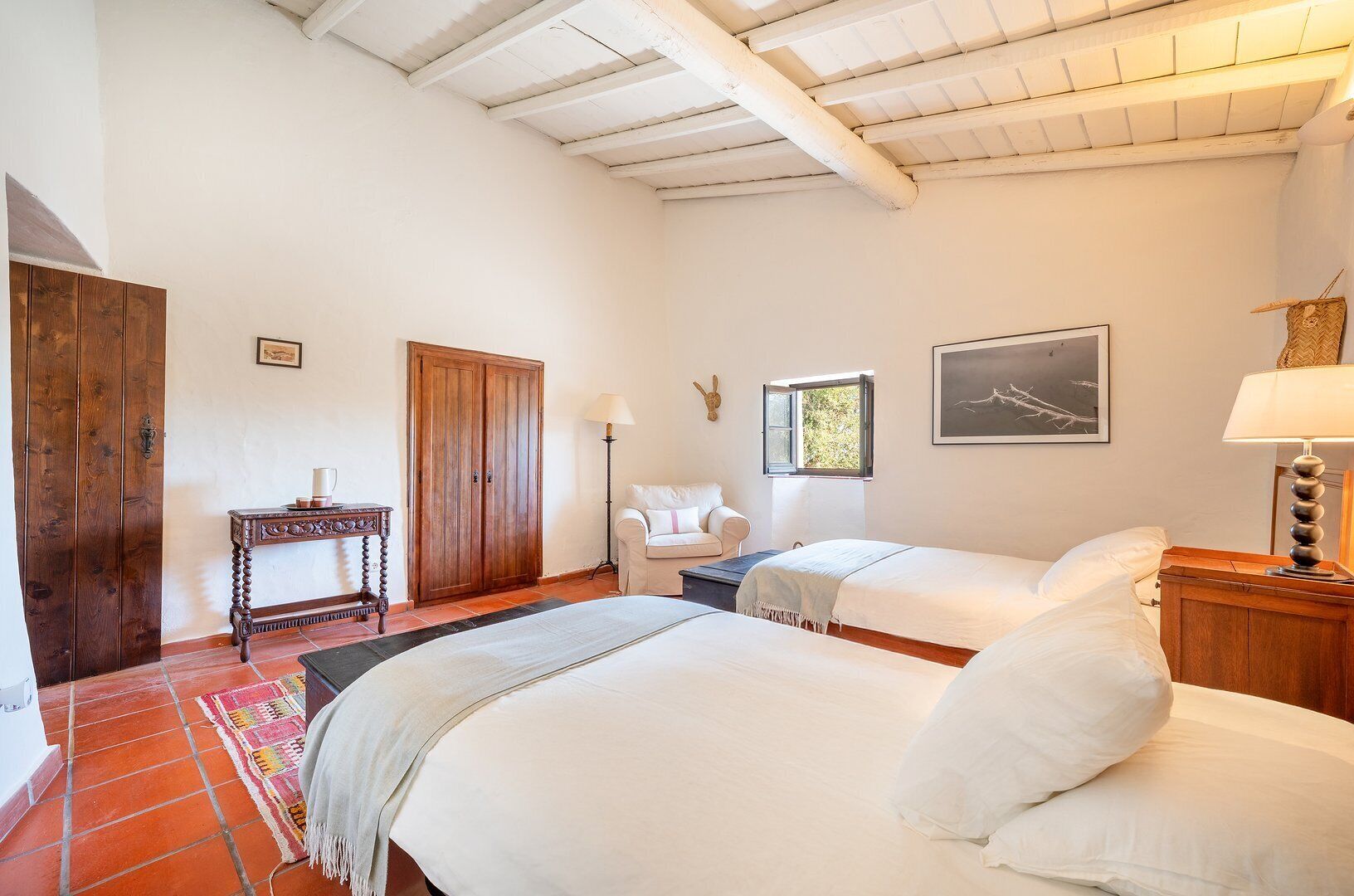 4 bedrooms, iron/ironing board, internet, bed sheets