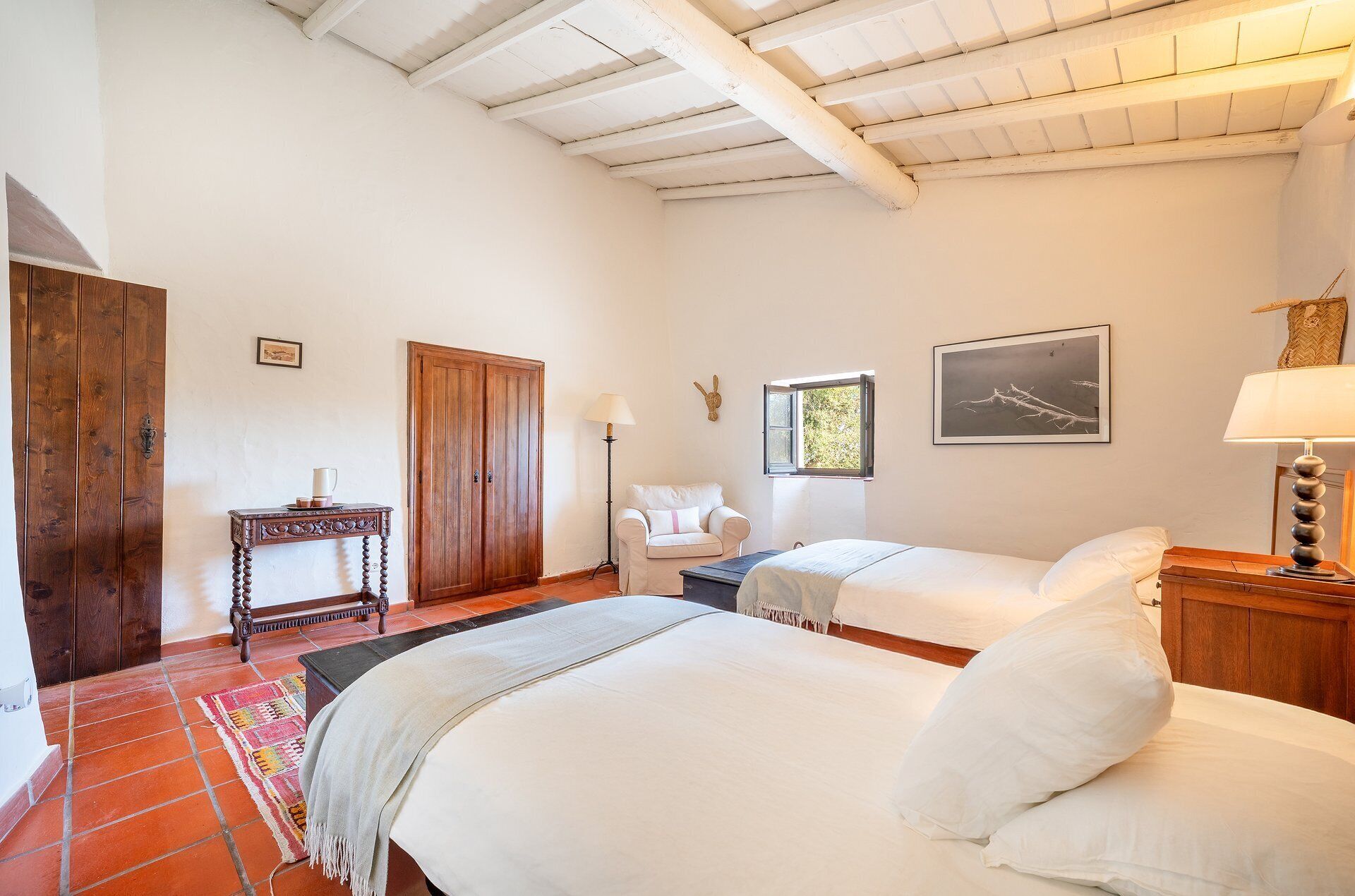 4 bedrooms, iron/ironing board, internet, bed sheets