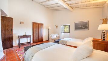 4 bedrooms, iron/ironing board, internet, bed sheets