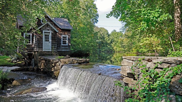 A rustic wooden house by a waterfall in a lush forest. - Charming 3-bedroom Ranch in Weston Near Westport & Fairfield (Weston)