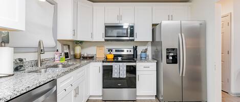 Frigorífico, microondas, horno y placa de cocina