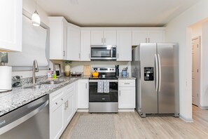 冰箱、微波炉、烤箱、炉灶