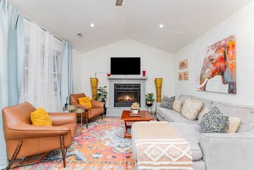 Pet Friendly-Sleeps 8-Centrally located near University, NoDa, Uptown & Concord.