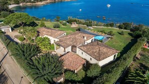 A coastal property with multiple buildings, a swimming pool, and a view of the sea. - Villa Aigue Marine - Front de mer (Coti-Chiavari)