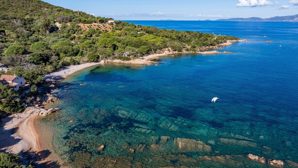 A coastal landscape with clear waters, a sandy beach, and a hillside with vegetation. - Villa Aigue Marine - Front de mer (Coti-Chiavari)