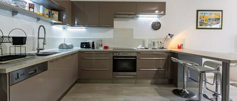 Réfrigérateur, micro-ondes, four, lave-vaisselle