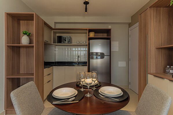 ثلاجة، ميكروويف، فرن، موقد طهي مسطح