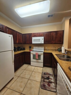 Microondas, horno, parrilla de estufa y lavavajillas