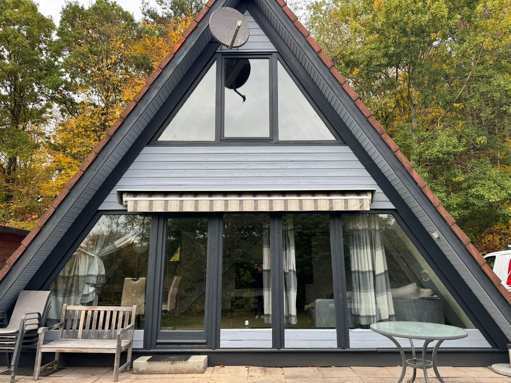 Un bâtiment triangulaire doté de grandes fenêtres et d’un petit balcon.
