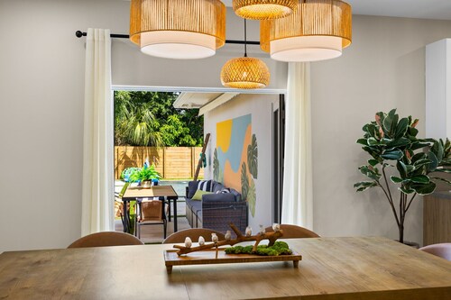 Luxury 4BR Family Retreat w/ Pool, Outdoor Kitchen & Modern Lounge