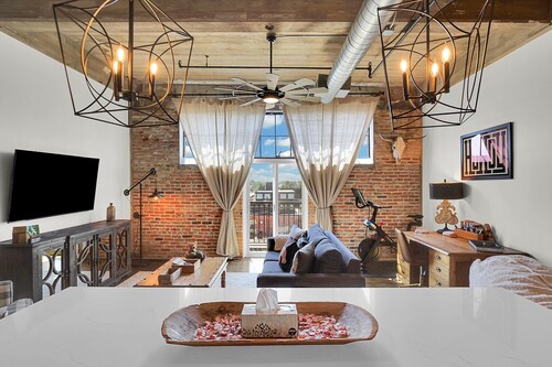 Skyscape - Lofted Luxury Condo Waco/Baylor/Downtown