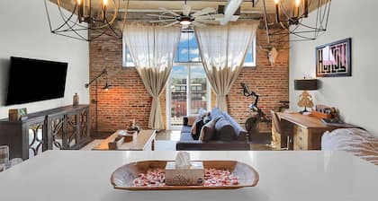 Skyscape - Lofted Luxury Condo Waco/Baylor/Downtown