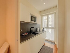 Kühlschrank, Mikrowelle, Herdplatte, Wasserkocher mit Kaffee-/Teezubehör