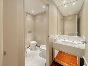Dusche, Haartrockner, Bidet, Handtücher