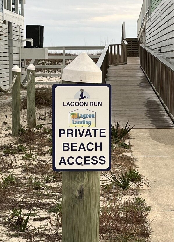 Skilt der viser adgang til privat strand ved Lagoon Landing.