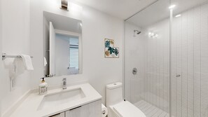 Douche, séchoir à cheveux, serviettes fournies, savon