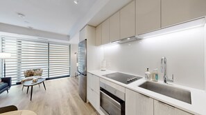 Four à micro-ondes, un four, surface de cuisson, lave-vaisselle