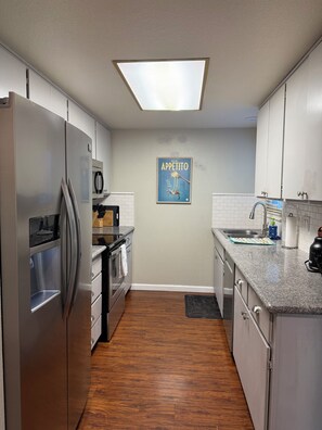 Microwave, oven, stovetop, dishwasher - Charming 3-bedroom house in delightful Modesto with AC (Modesto)