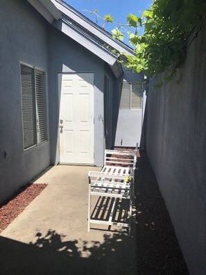 Terrace/patio - Charming 3-bedroom house in delightful Modesto with AC (Modesto)