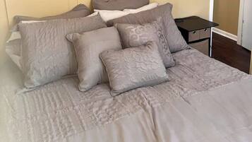 1 habitación, tabla de planchar con plancha, internet y ropa de cama