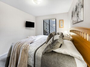 2 bedrooms, iron/ironing board, travel cot, WiFi