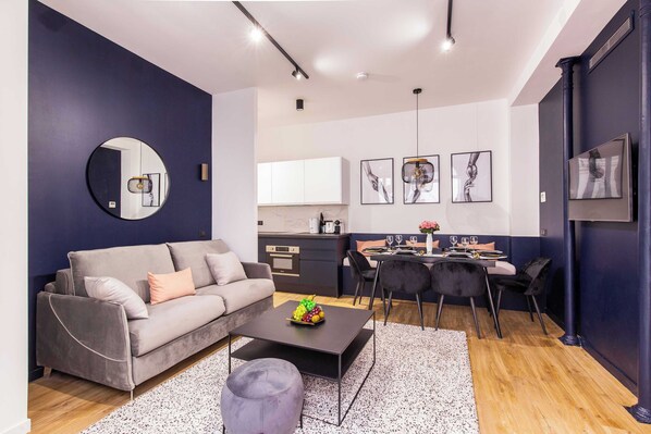 TV - Enchanting 2-bedroom apartment with AC in Paris (Paris)