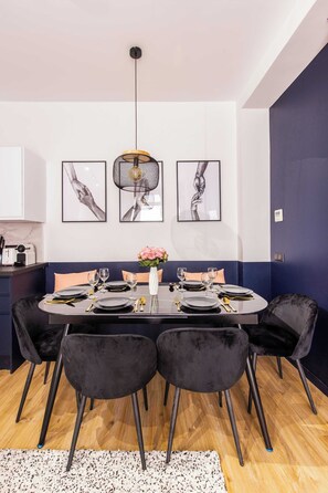 Dining - Enchanting 2-bedroom apartment with AC in Paris (Paris)
