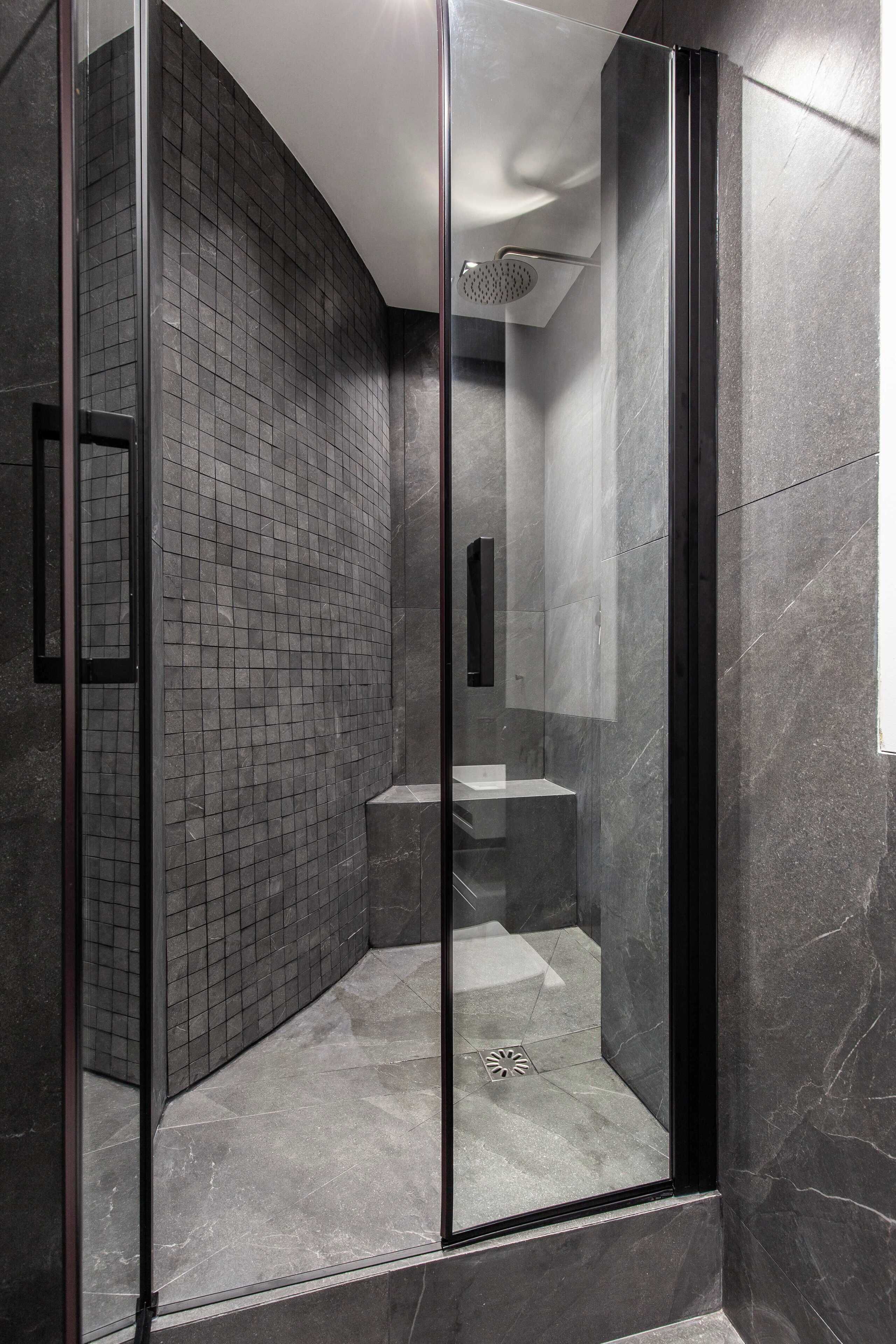 Douche, séchoir à cheveux, serviettes fournies, savon