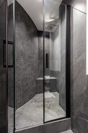 Douche, sèche-cheveux, serviettes fournies, savon