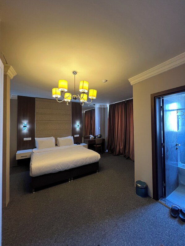 Decoración personalizada, muebles diferentes y escritorio 