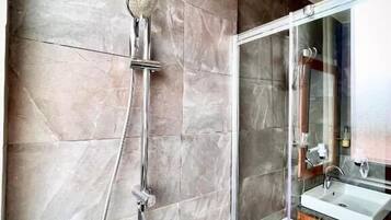 Duschwanne, kostenlose Toilettenartikel, Haartrockner, Handtücher