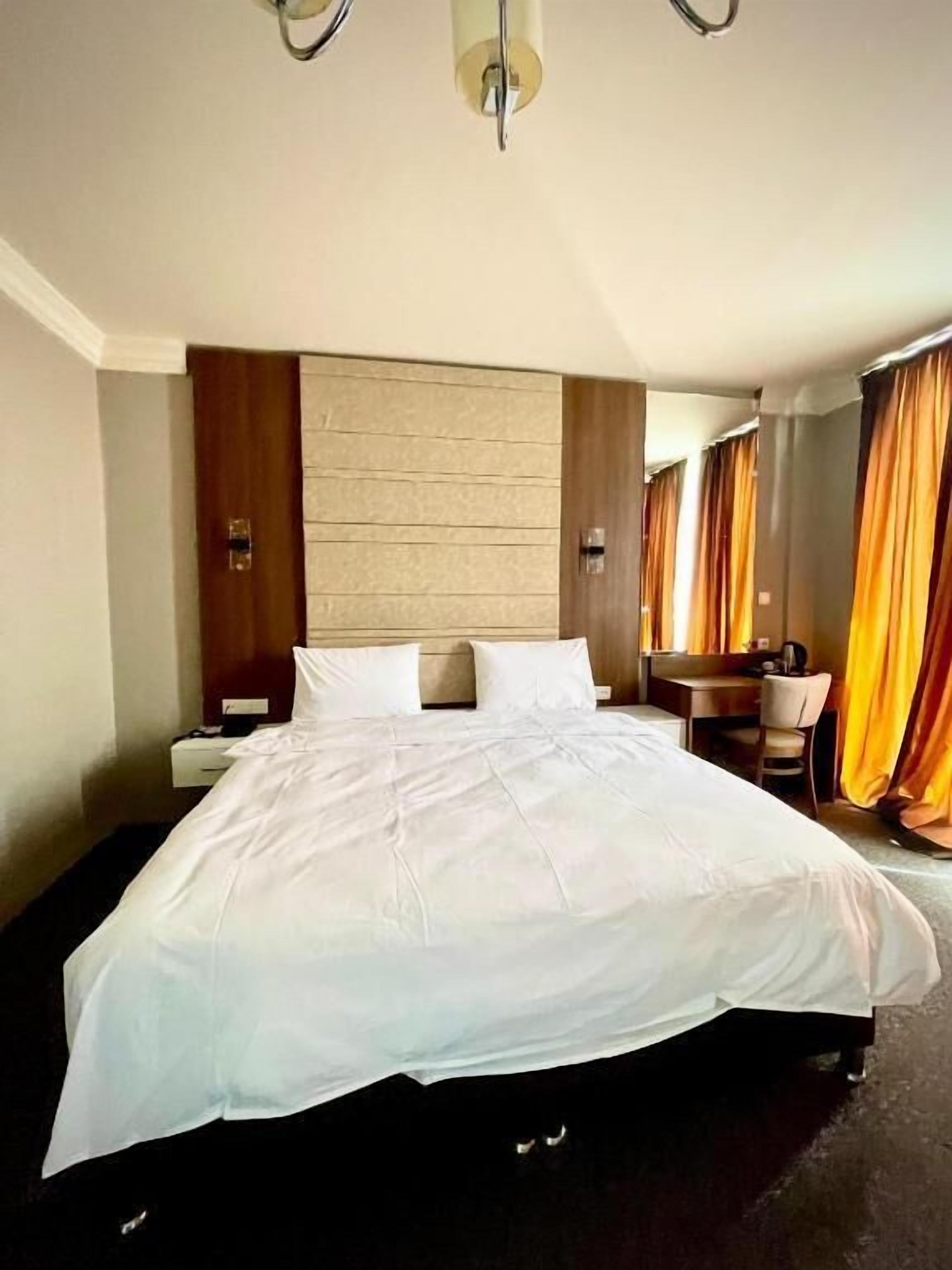 Habitación estándar, 1 cama Queen size, vista a la ciudad | Decoración personalizada, muebles diferentes y escritorio 