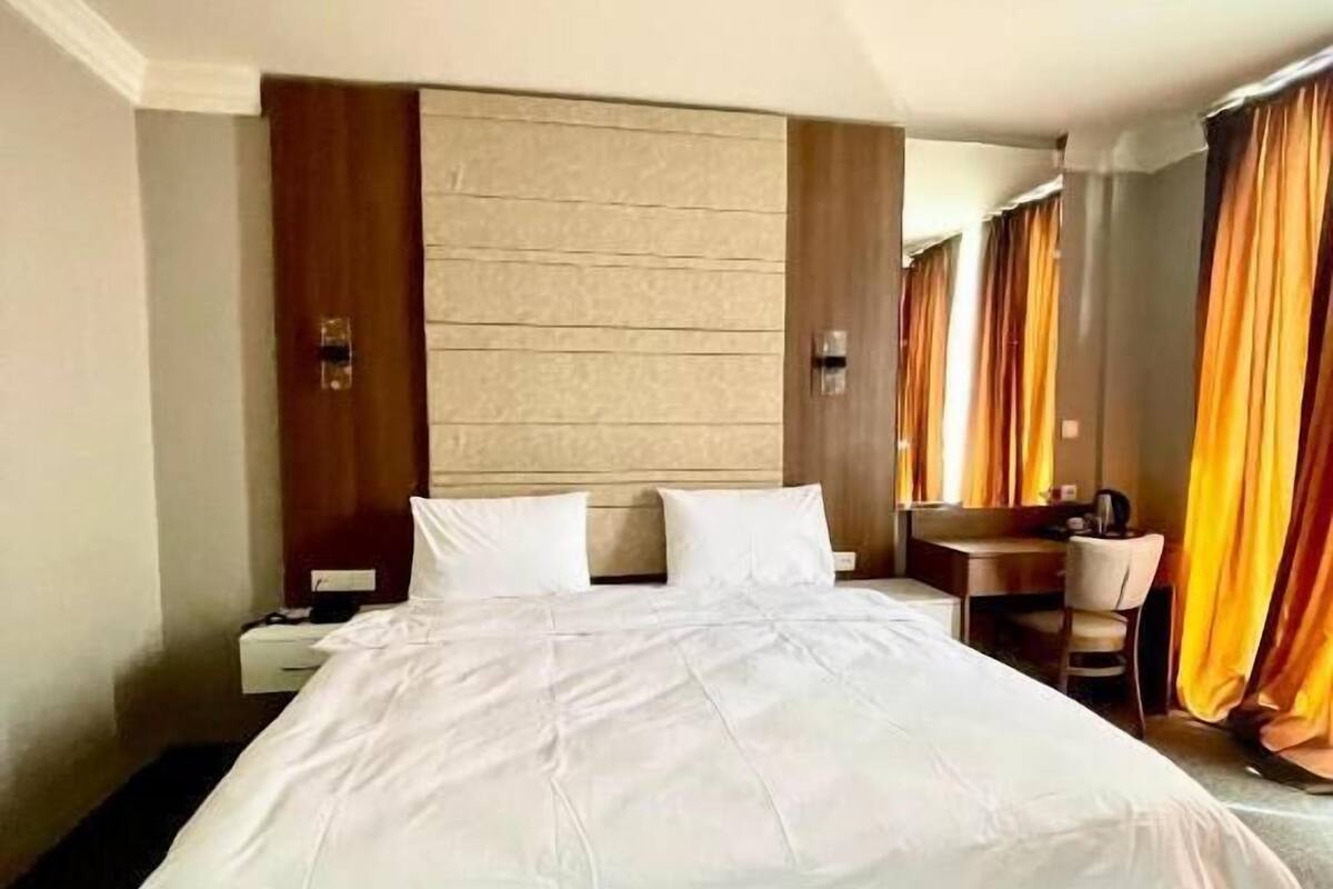 Standardrum - 1 queensize-säng - utsikt mot staden | Individuell inredning, unika möbler, skrivbord och arbetsyta för laptop