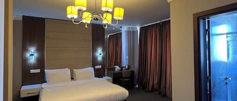 Chambre Double Deluxe | Décoration personnalisée, ameublement personnalisé, bureau