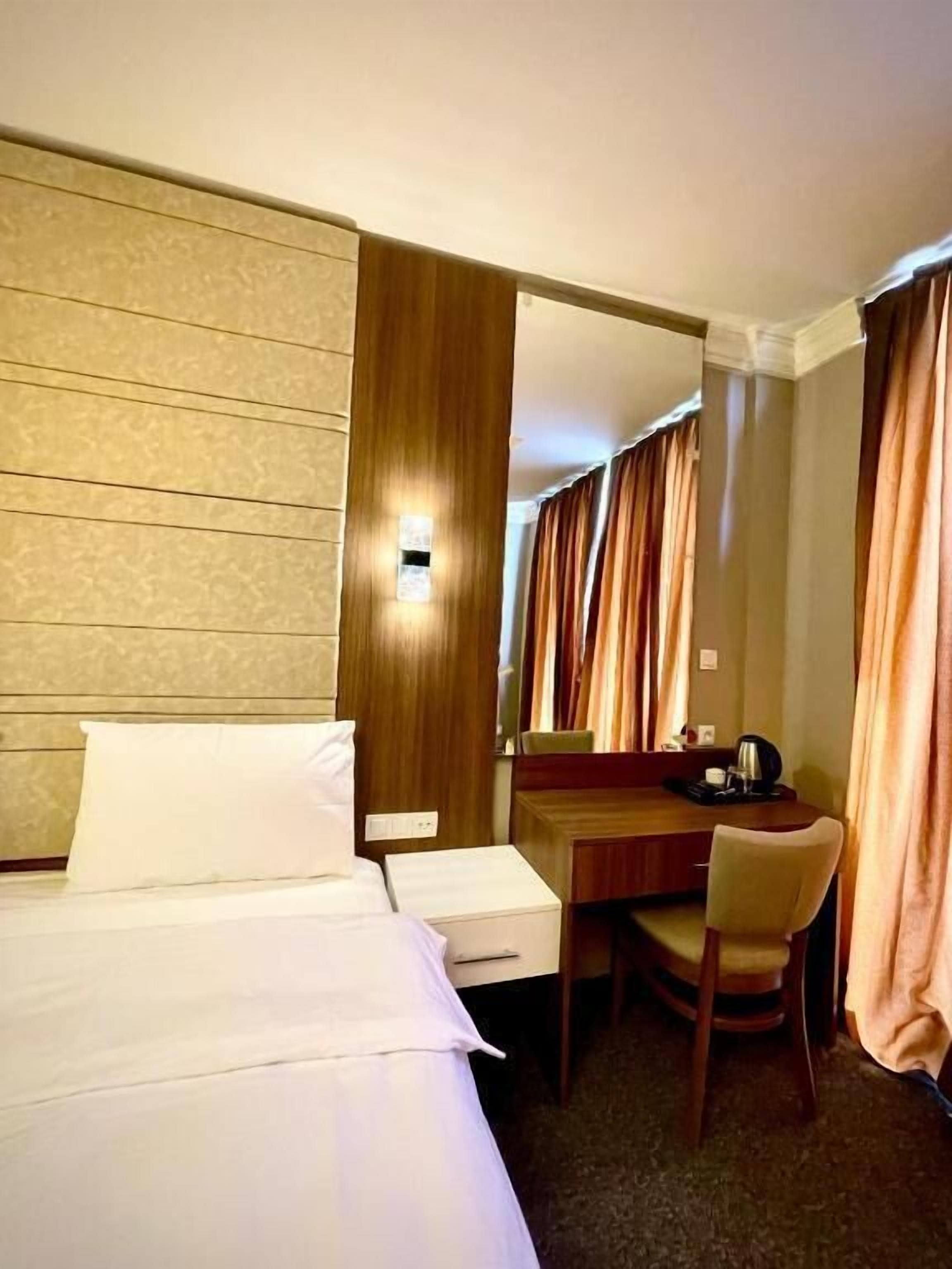 Doppia Standard, 1 letto queen, vista città | Con stile personalizzato, con arredamento individuale, una scrivania