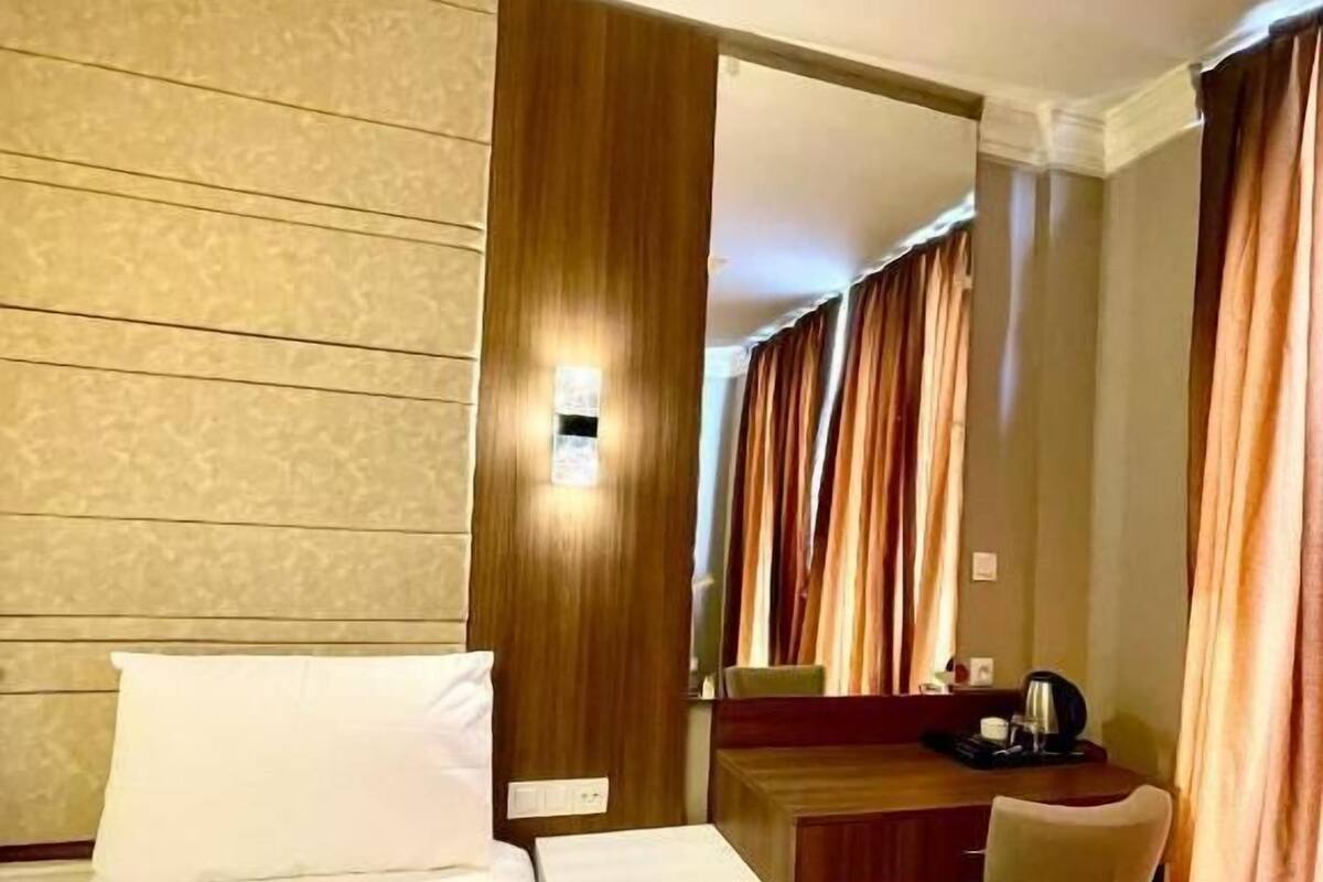 Doppia Standard, 1 letto queen, vista città | Con stile personalizzato, con arredamento individuale, una scrivania