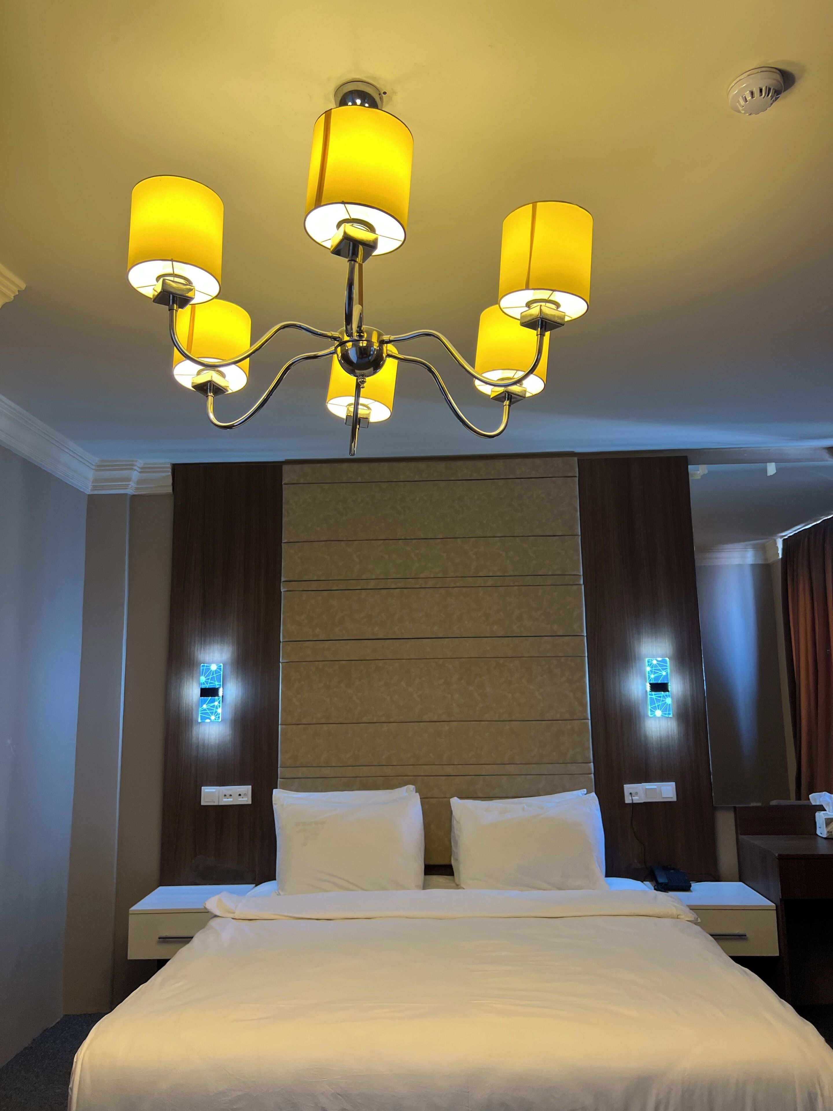 Decoración personalizada, muebles diferentes y escritorio 